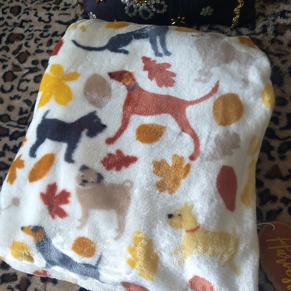 🐾Plush Blanket Dogs Throw Pugs Lab Dachshund Fall Leaves - Picture 3 of 6
